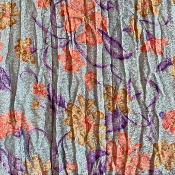 100% WOOL SPRING WEIGHT FLORAL SCARF - Picture 9 of 12